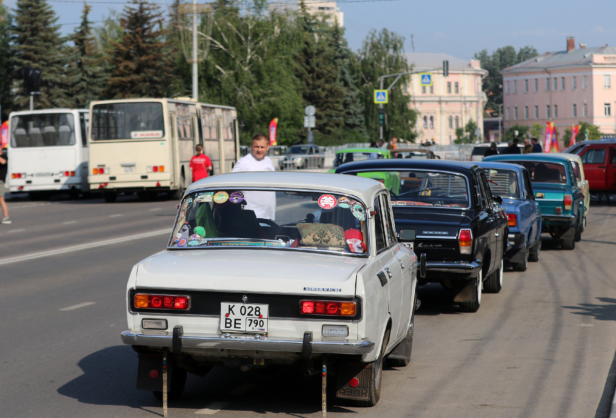 с утра пораньше уже очередь на въезд в Кремль