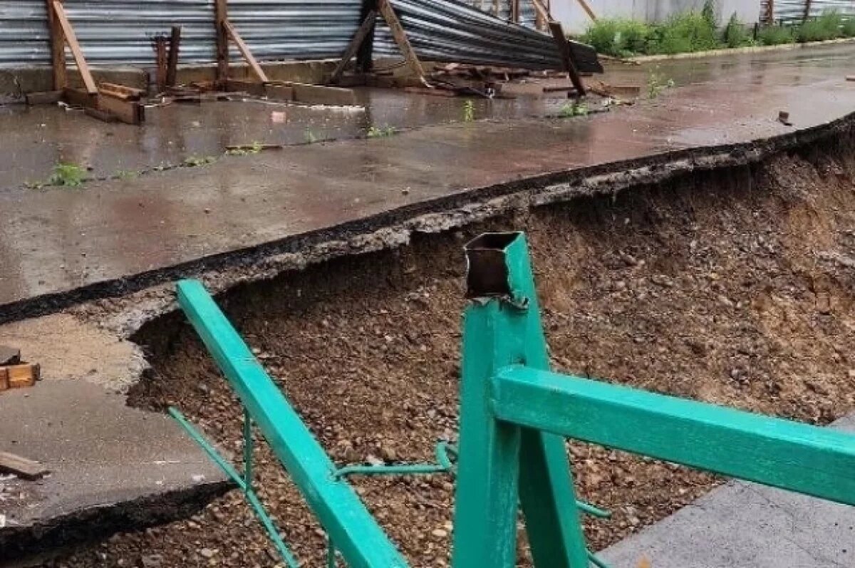    Конструкция рухнула между домами № 56 и 58 по проспекту 60 лет Образования СССР.