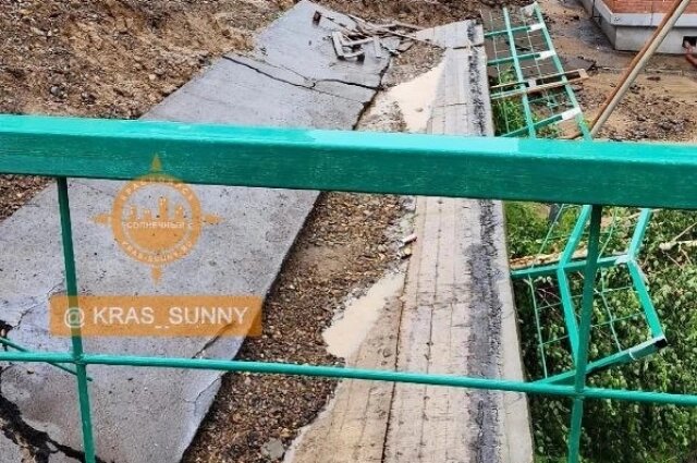    Рухнувшая стена. Фото: Телеграм-канал «Наш мкр. Солнечный»