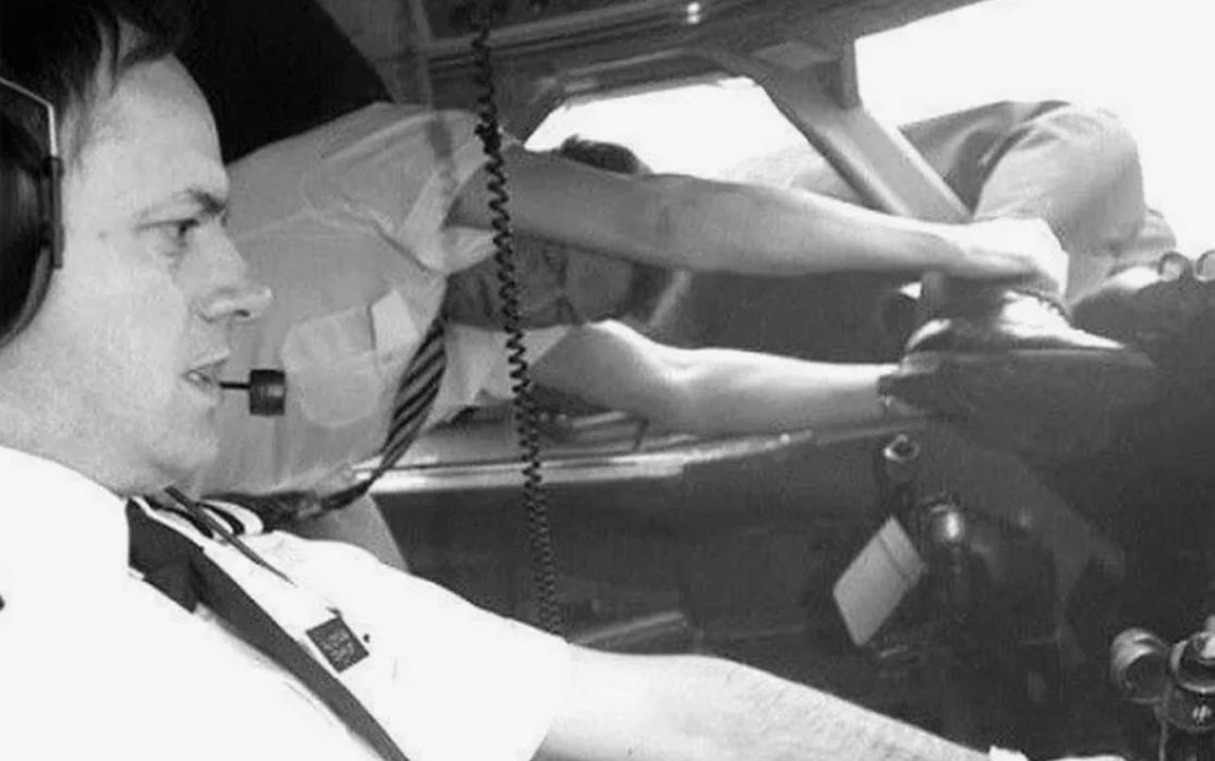 Этого выпавшего парня держали за ноги, поскольку произошла авария и его вытянуло наружу. На Земле его еле спасли