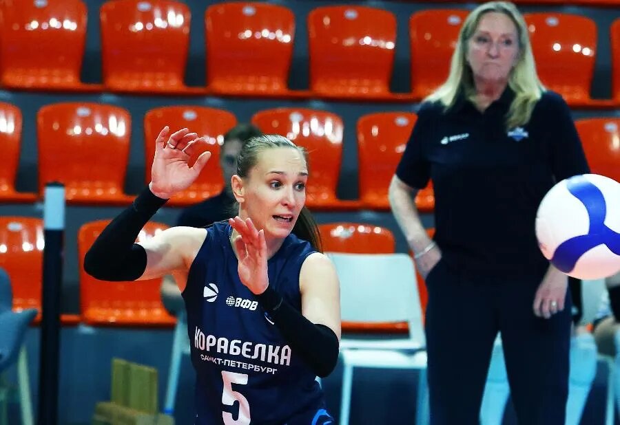 Тренеру Светлане Сафроновой должно нравиться, когда у волейболисток на площадке горят глаза./ФОТО Александра КУЛЕБЯКИНА