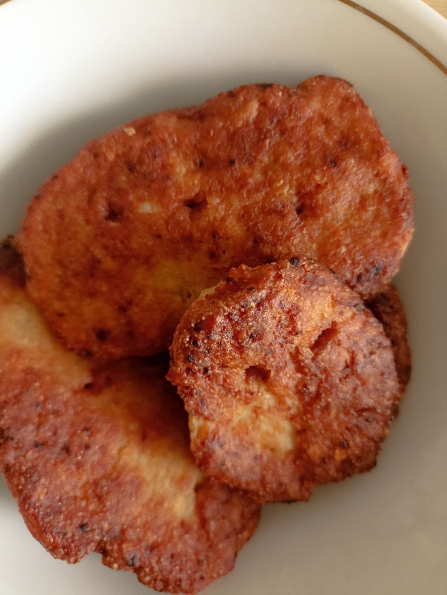 фото автора - котлеты из куриного фарша с добавлением овсяных хлопьев и тыквенных семечек.