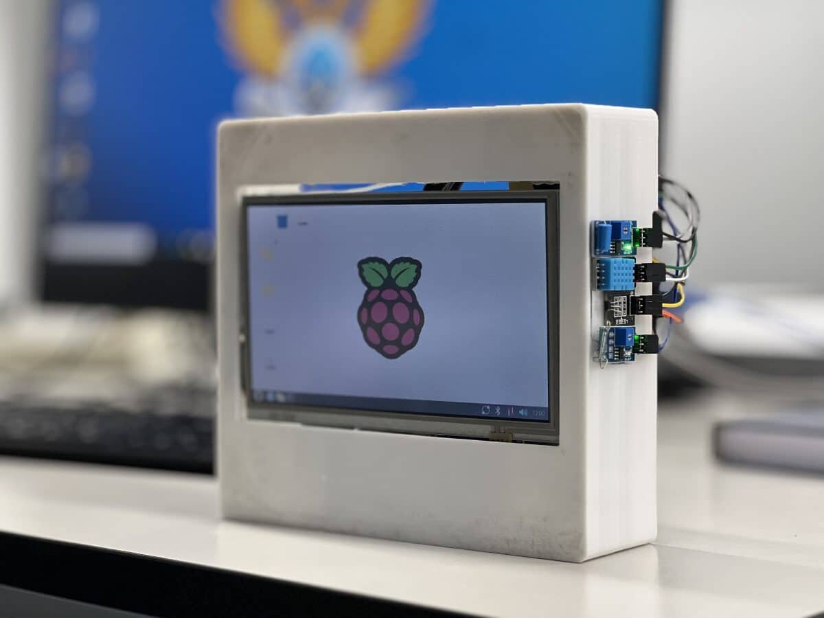    Прототип устройства, на котором представлены датчики температуры и влажности, датчик Холла для измерения магнитного поля и датчик измерения вибрации / © Юрий Полевода, старший преподаватель Института радиоэлектроники и информатики РТУ МИРЭА, пресс-служба РТУ МИРЭА