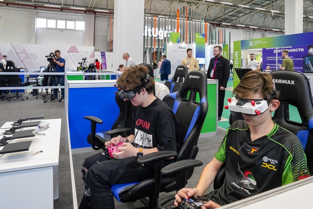    Победитель «Гонки дронов» на ИТ-форуме в Ханты-Мансийске получил 100 тысяч рублей