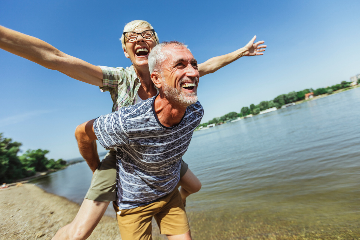 Просто счастлива пара на отдыхе. Бесплатное фото из стока AdobeStock