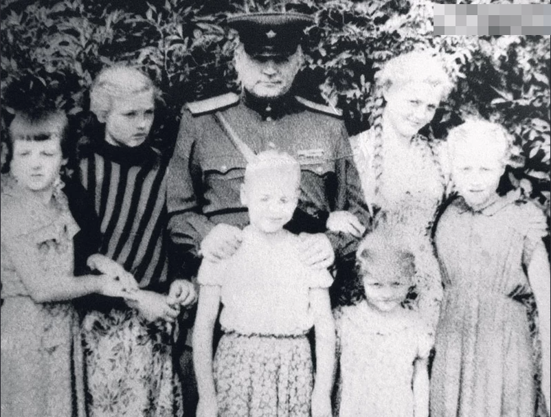 Фото из личного архива Ольги Науменко С папой Николаем Илларионовичем и старшими сестрами. Слева направо: Светлана, Елена, Наталья, Римма и Любовь.