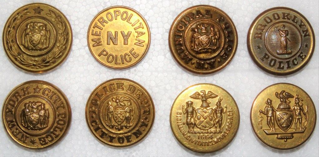 Нью Йорк сити полис баттонс, бейби. Кстати, buttons — это не только кнопки, но ещё и пуговицы.