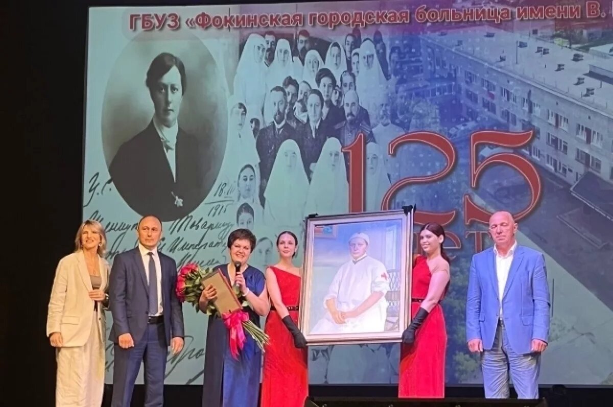    На юбилее главврачу подарили портрет главного хирурга Веры Гедройц, имя которой носит больница.