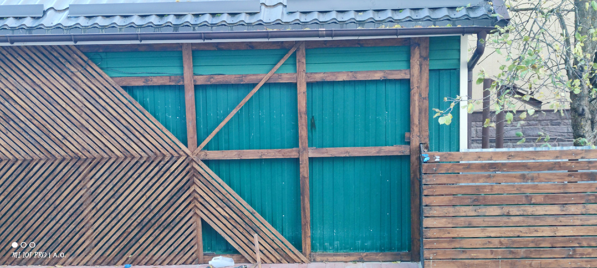 стена гаража была обита профлистом.