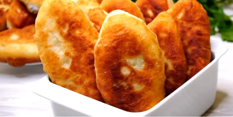 Беру воду, муку и готовлю пирожки с любой начинкой: хоть с мясом, хоть с капустой, хоть с яйцом.