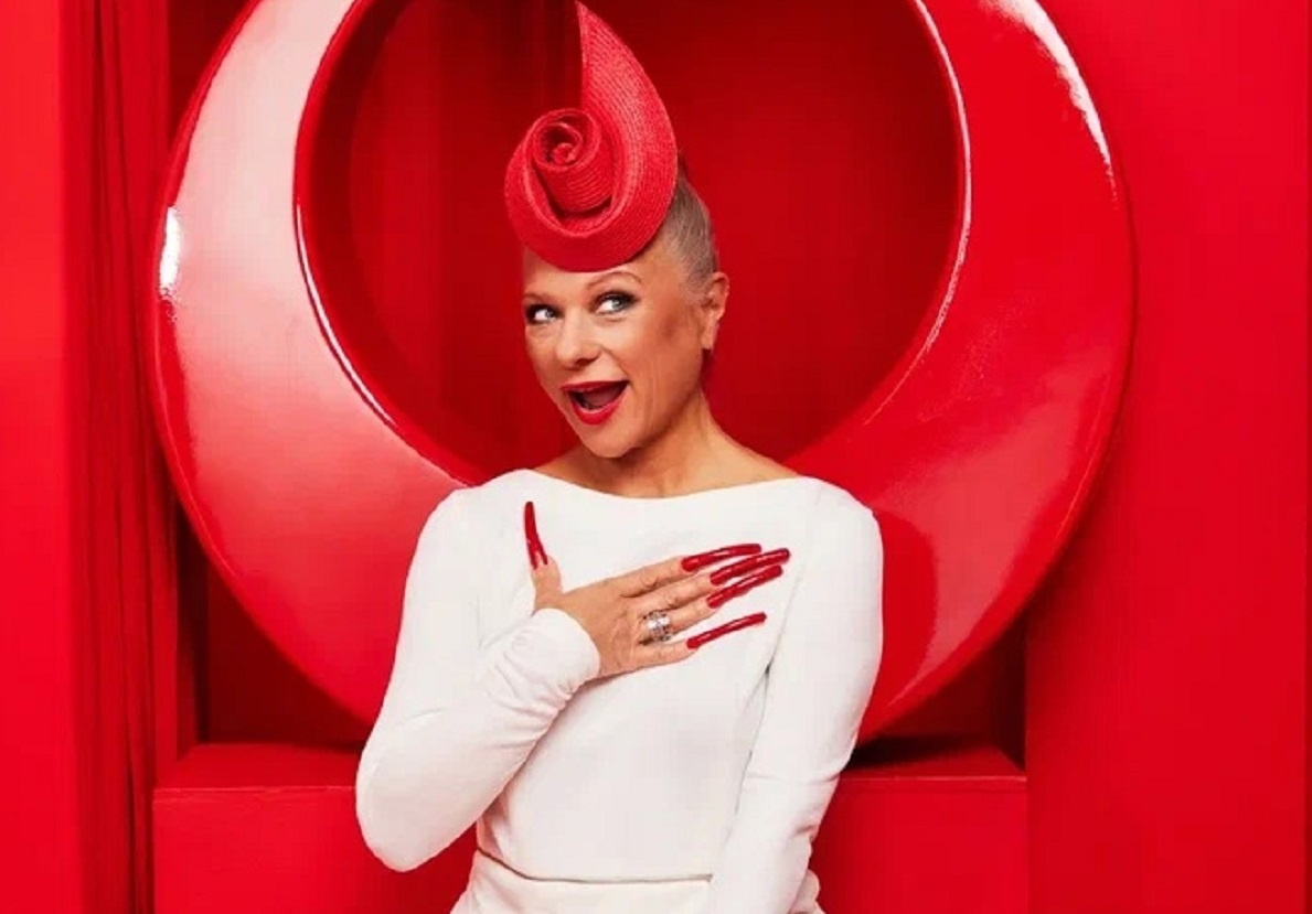    14-сантиметровые ногти Анна использует как инструмент