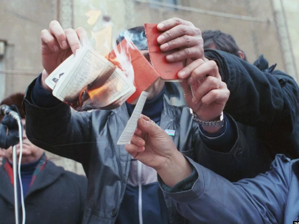 Вот так сжигали свои партийные и комсомольские билеты бывшие коммунисты и бывшие комсомольцы.