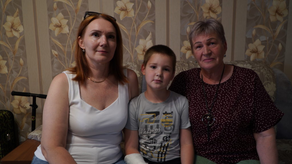    Юлию и маму Людмилу Анатольевну связывают теплые отношения, только ей она могла доверить сына Женю, пока выполняет гражданский и воинский долг там, на СВО. Евгения Орлова