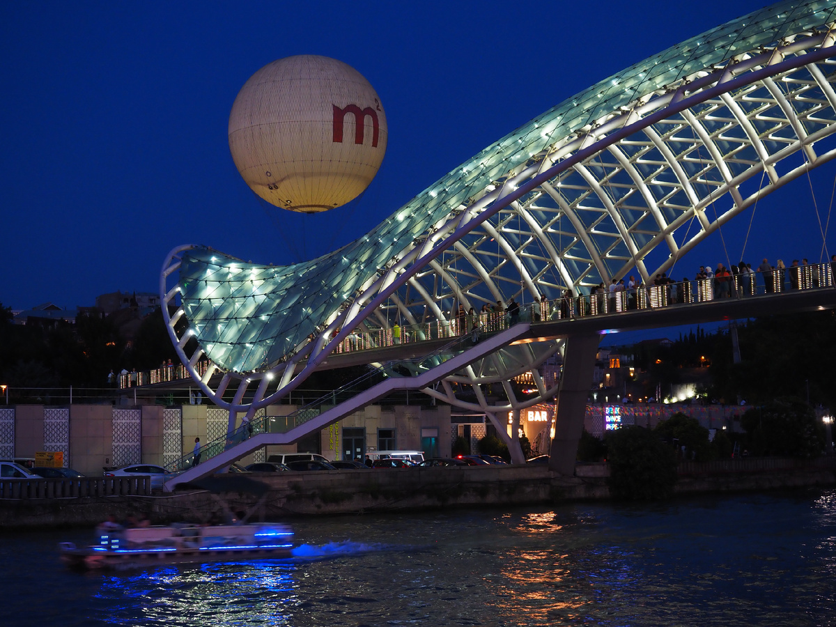 Мост Мира в Тбилиси через реку Кура