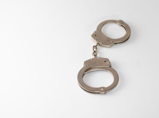    наручники // фото: Изображение от wirestock на Freepik