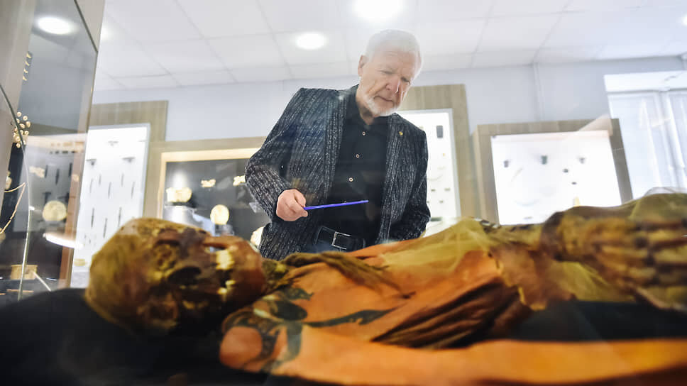 Мумия молодого мужчины, найденная в 1995 году на плато Укок, — главный экспонат Музея Института археологии и этнографии СО РАН в новосибирском Академгородке. Этот кочевник жил в IV-III веках до нашей эры, тогда же, когда и Александр Македонский. На фото: академик Вячеслав Молодин рассказывает о своей находке.📷Фото: Влад Некрасов / Коммерсантъ