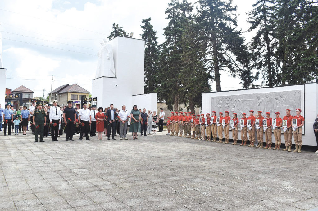     В память о героических событиях тех дней в Темрюке на Мемориале Воинской Славы прошла памятная церемония. Фото Елены Крестьяновой, «ТАМАНЬ».