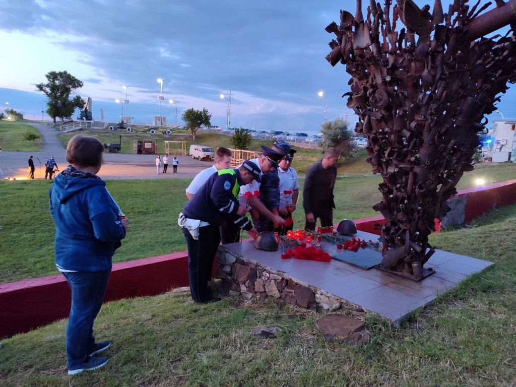    Ровно в 4 утра в Темрюке на территории музея под открытым небом «Военная горка» жители района зажгли свечи в память о тех, кто отдал жизнь во имя Великой Победы. Фото Полины Коваленко, «ТАМАНЬ».