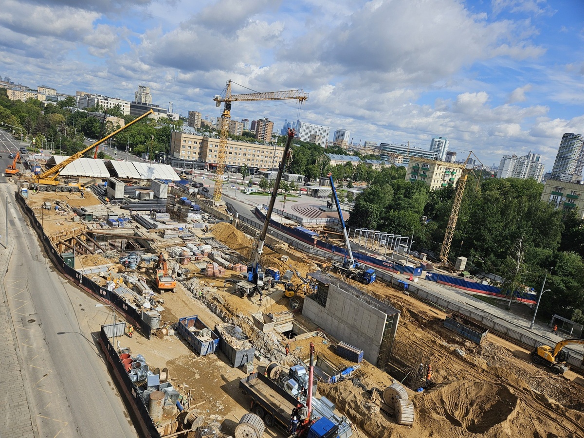 📷 1.1: Западный (пересадочный) вестибюль. Начат монтаж металлоконструкций входного павильона выхода в город к пл. Хо Ши Мина.