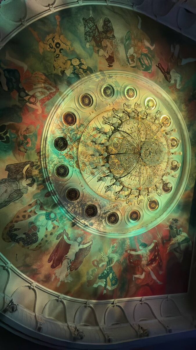 Новая сцена играет разными красками.