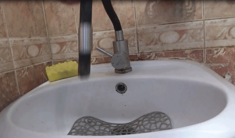 Отломался пружинная гофра.Выкручиваем  винт фиксатора