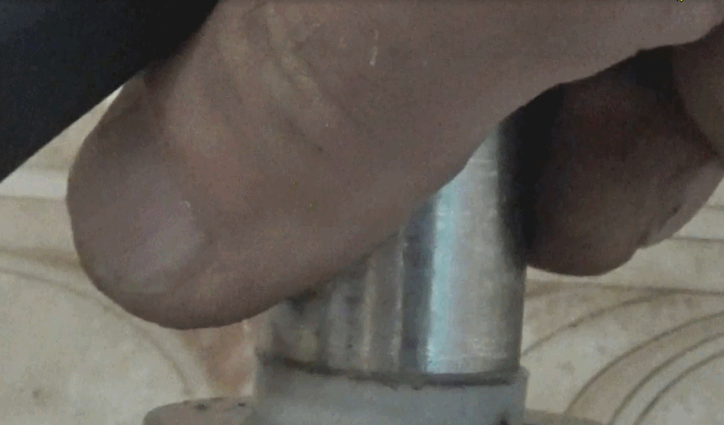 Отрезаем полоианое месть и убираем около 6 витков верхней гофры