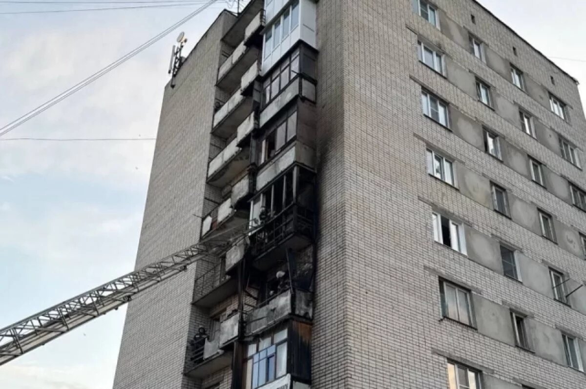    Пожарные эвакуировали 30 человек из горящей многоэтажки в Заволжье