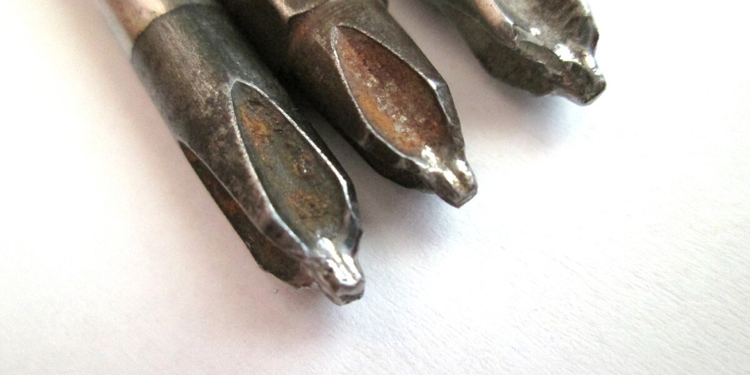 Как восстановить сточенную биту шуруповёрта и сделать её крепче, чем была