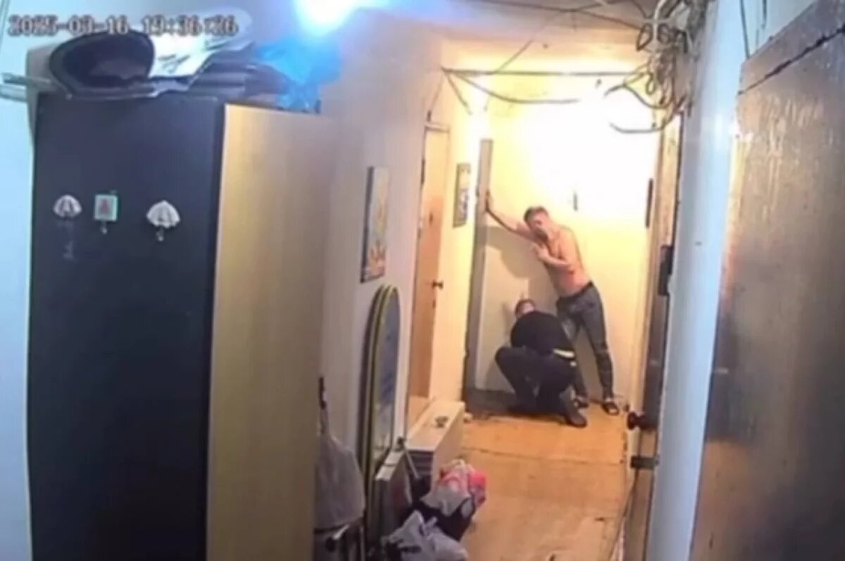    В социальных сетях появилось видео всего процесса «заминирования» двери