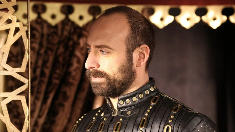    Кадр из телесериала «Великолепный век», реж. Ягмур Тайлан, Дурул Тайлан, Мерт Байкал, Ягыз Алп Акайдын, 2011 г.