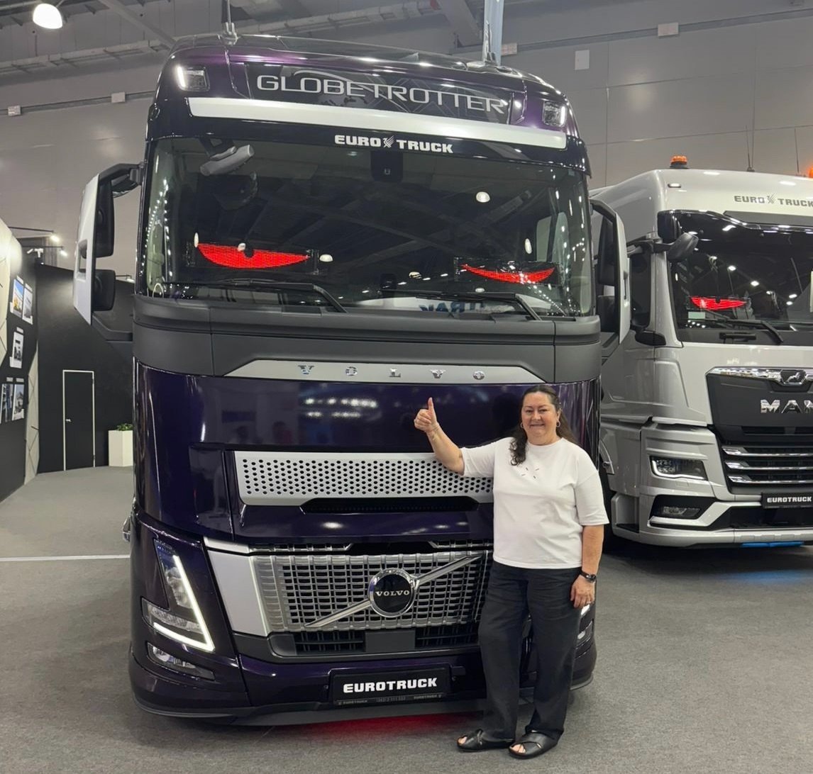    Федерация лыжных гонок России приобрела новый седельный тягач VOLVO FH16 780 XXL AERO для транспортирования сервис-прицепа