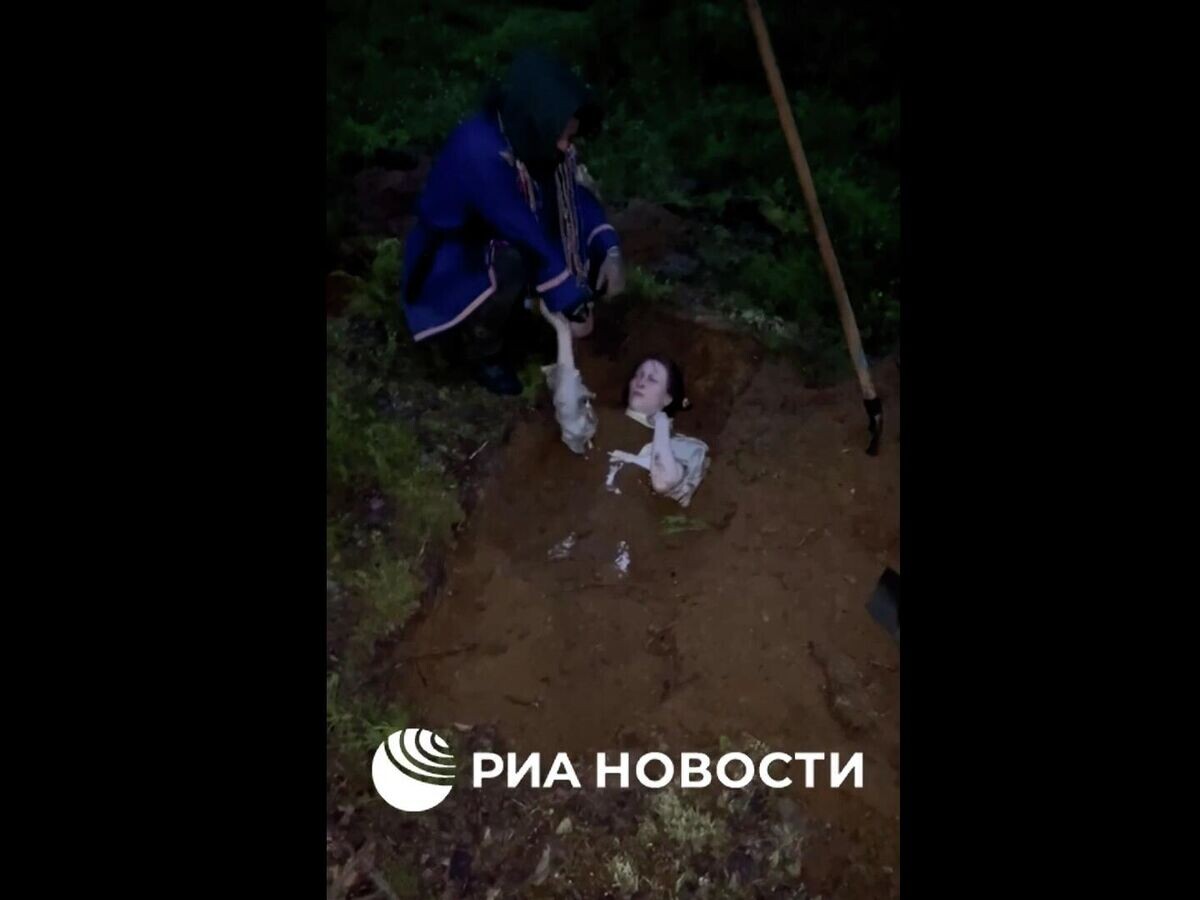    "Сатанинский обряд" в Ленинградской области© РИА Новости