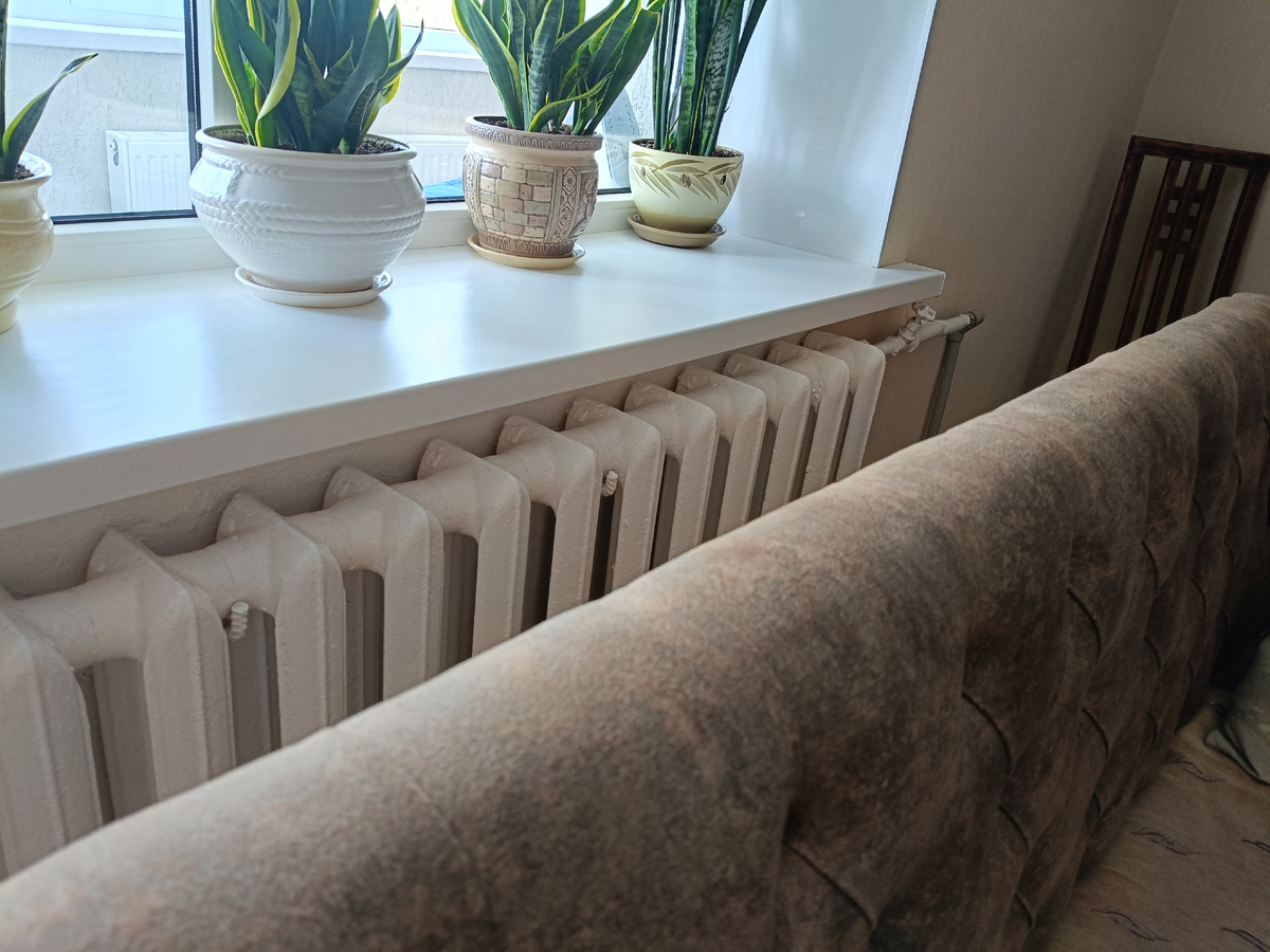 Отодвинула диван. Сейчас буду мыть батарею