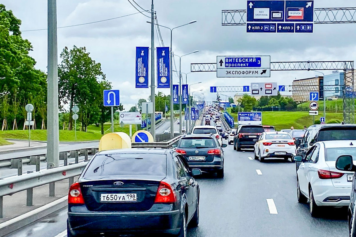 Автомобилисты собирается на первой и второй полосах.  Фото: Фото: ФедералПресс / Кирилл Конторщиков
