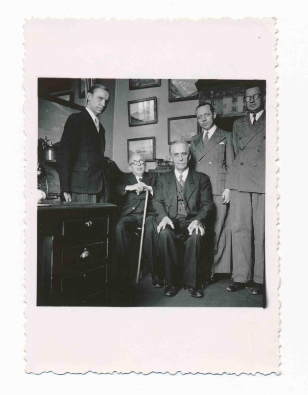 Профессор С.И. Метальников, Г.Г. Шклявер и другие в комнате "В" французской ассоциации Николая Рериха
1930-е
фотобумага, фотопечать                                                                                                                          из собрания Музея-института семьи Рерихов