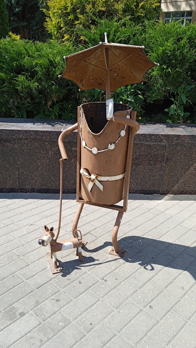 Городская урна около ЖД-вокзала Гродно