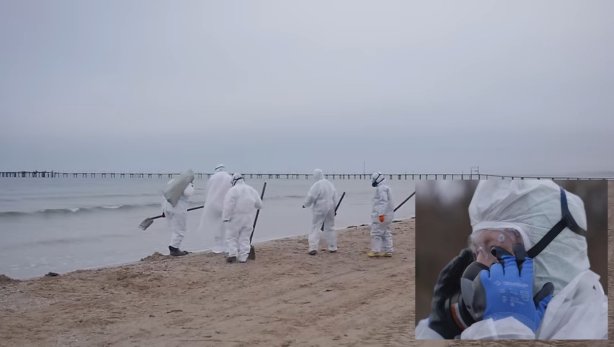 Волонтеры в борьбе с мазутом на побережье Черного моря в районе Анапы