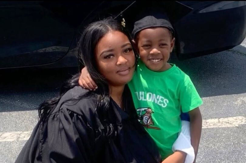 Адриана Смит со своим первым ребенком. Фото: gofundme.com