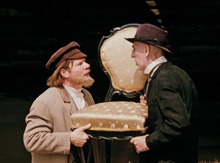 Герои в поисках нужного стула. Кадр из фильма «Двенадцать стульев» (1971).