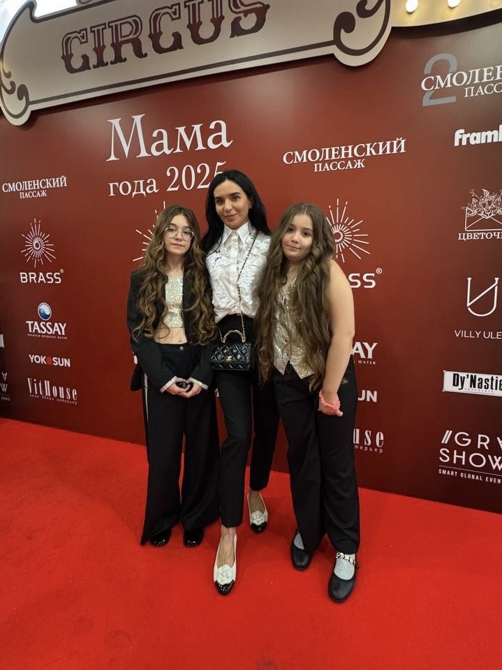 Юлия Кручанова с дочерьми Анной и Марией - основательницы бренда «Ваше Сиятельство»