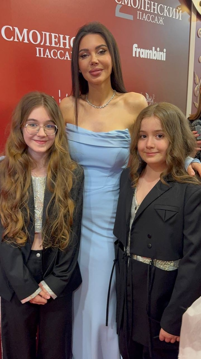 Оксана Самойлова с Анной и Марией 