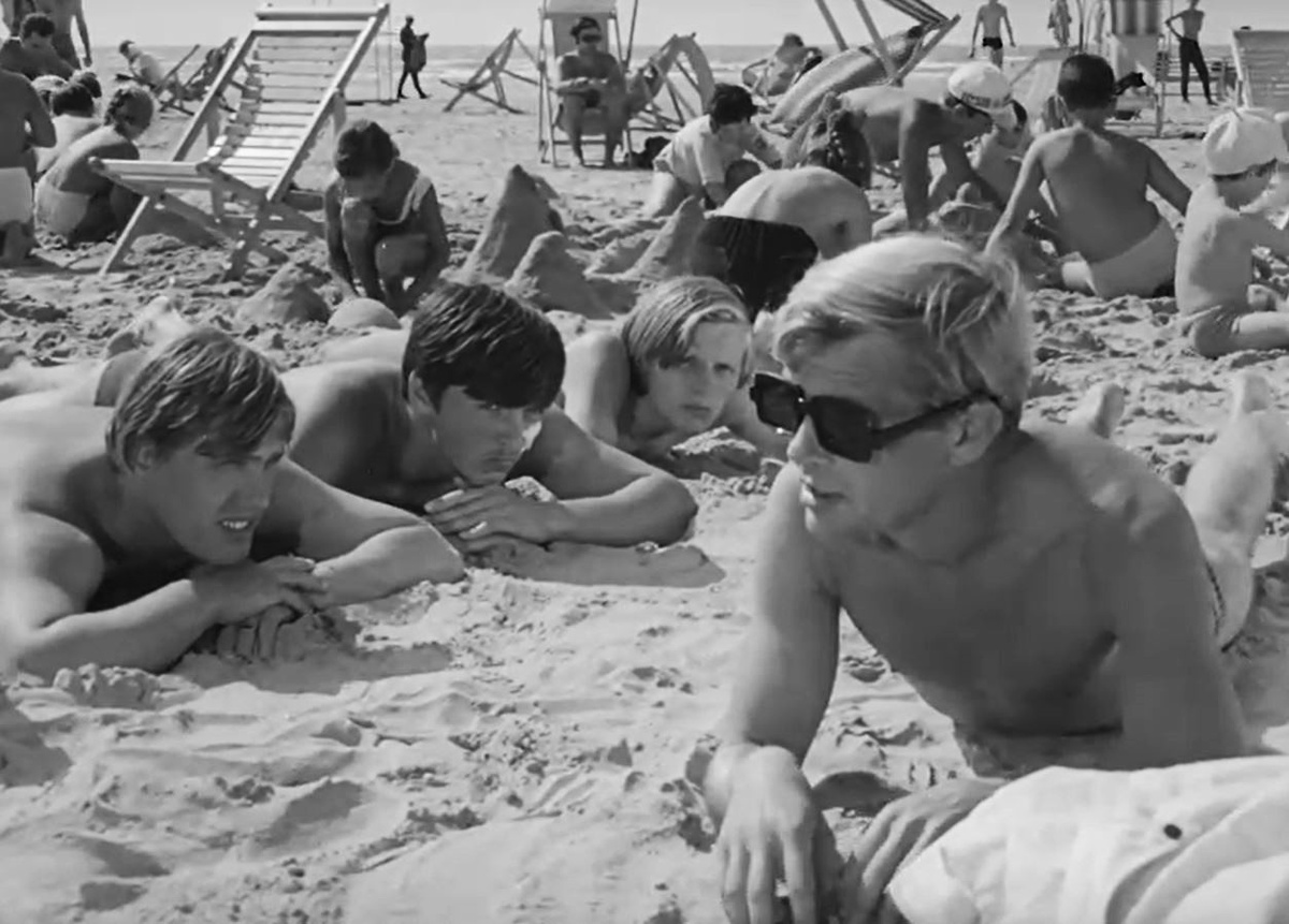 Кадр из телевизионного фильма "Человек в проходном дворе" (1971)