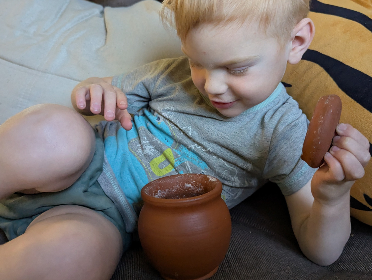 Очень полезный горшочек. Мы в нем сахар храним. Другие горшки Лёне дома не интересны