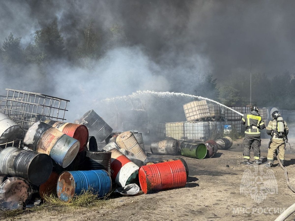    Рабочий сжигал мусор в металлическом ящике, но не проконтролировал процесс