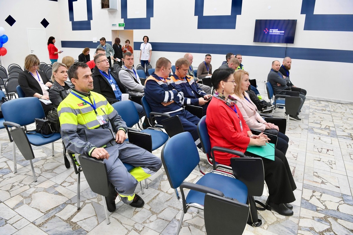    Участники конкурса среди экскаваторщиков «Лучший по профессии». Фото: «Республика»/Оксана Кудряшова