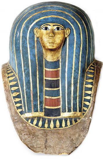 После перевязки лицо мумии часто закрывали идеализированной портретной маской, сделанной из позолоченного и раскрашенного картонажа (льна и клея, укрепленного гипсом).