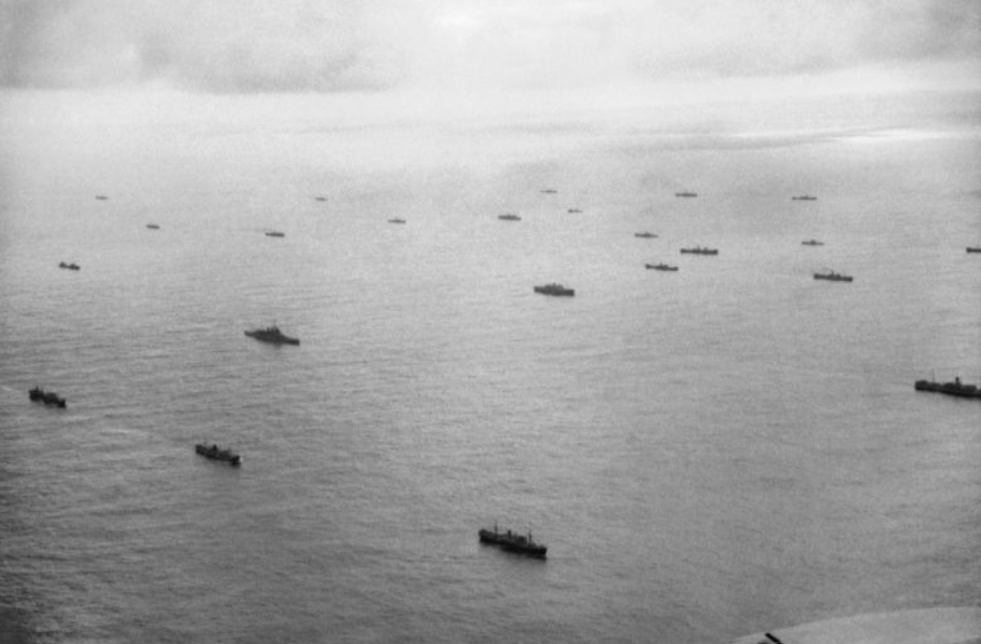 Вид с воздуха на союзный конвой в Атлантическом океане