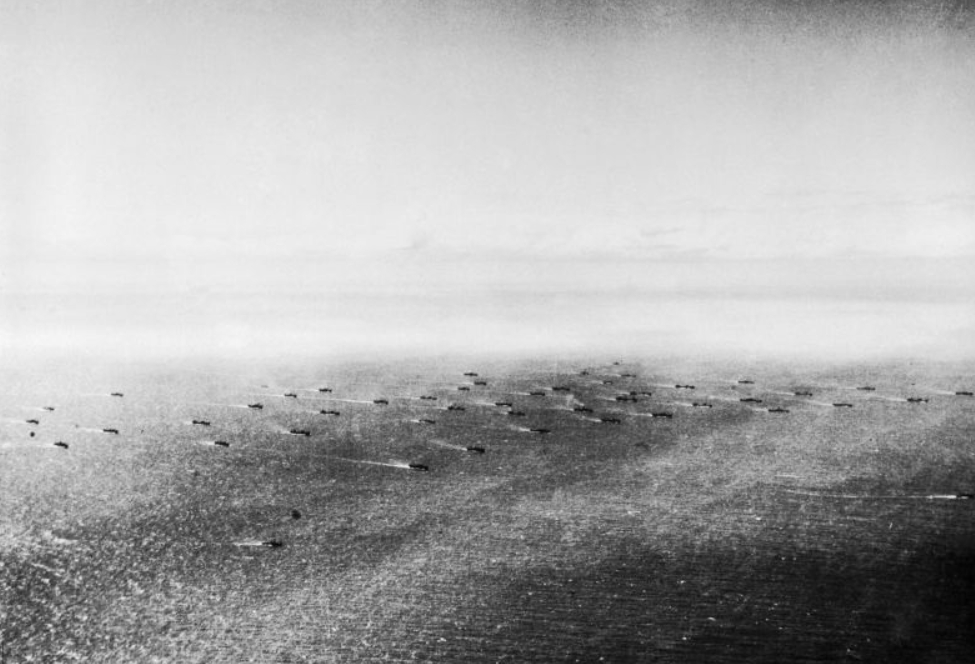 Вид с воздуха на британский конвой в Атлантическом океане. На переднем плане видны два корабля эскорта