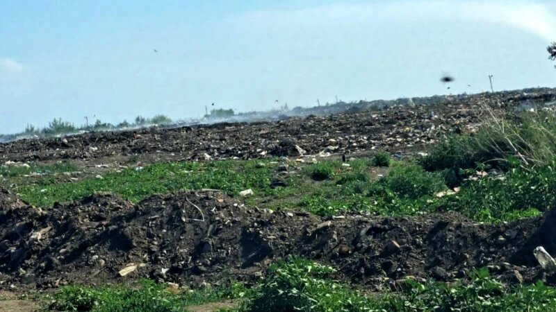     Дымящаяся свалка в Топчихинском районе. Фото предоставлено пресс-службой партии «Справедливая Россия — За правду», автора Елена Кочетова.