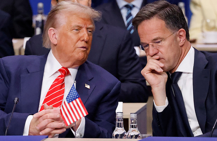    Президент США Дональд Трамп беседует и генеральный секретарь НАТО Марк Рютте.LUDOVIC MARIN/Reuters